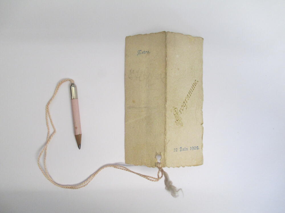 Balboekje van wit karton met opdruk in groen en blauw: Programme, 12 Juin 1902. Met hieraan een…