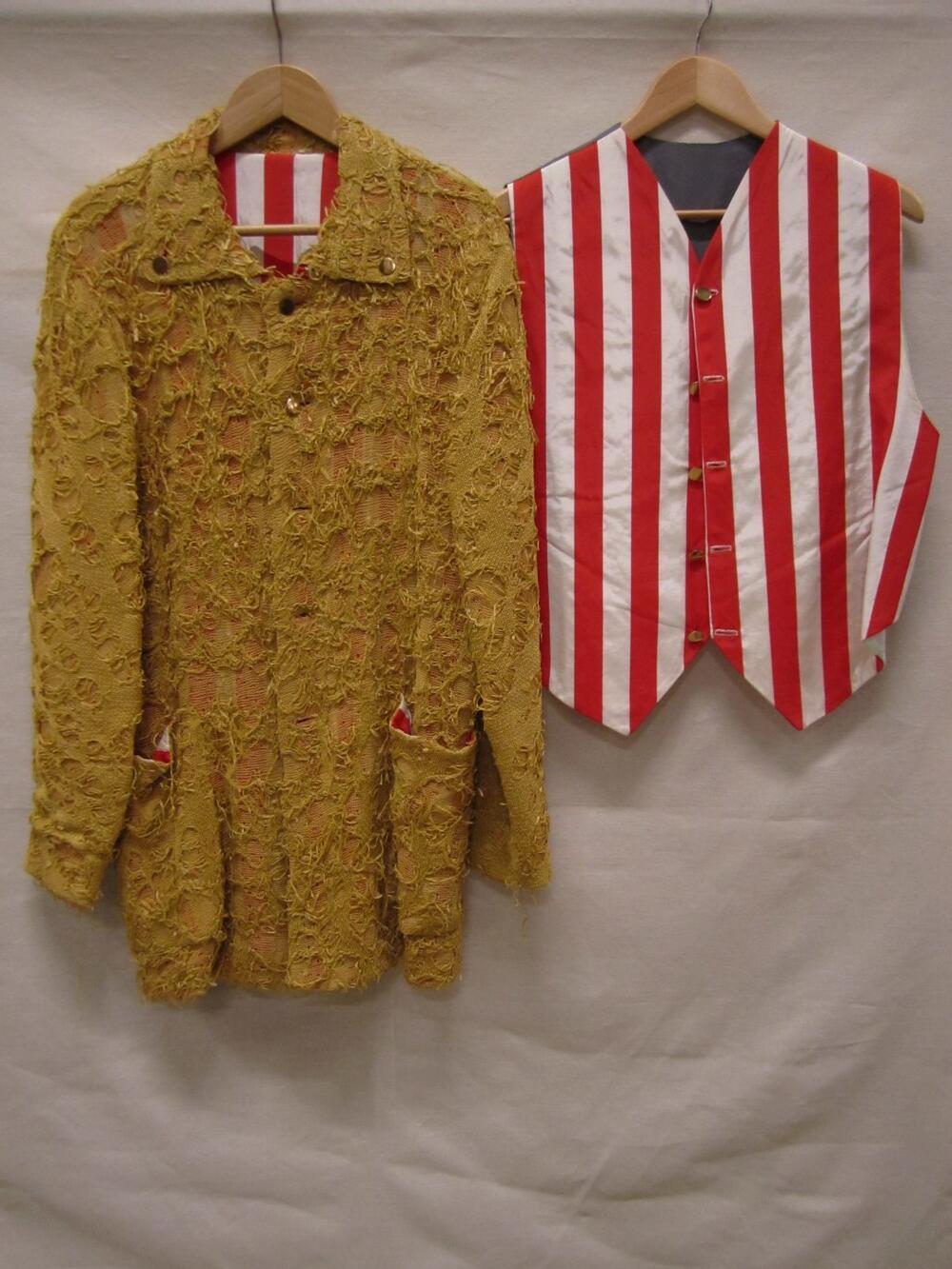 Jasje van gele gebreide raffia met vest en voering van roodwit gestreepte kunstzijde