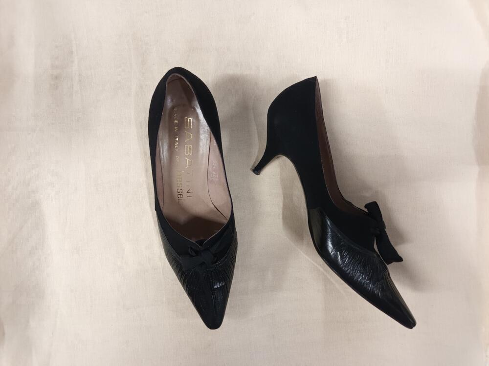 Een paar vrouwenschoenen