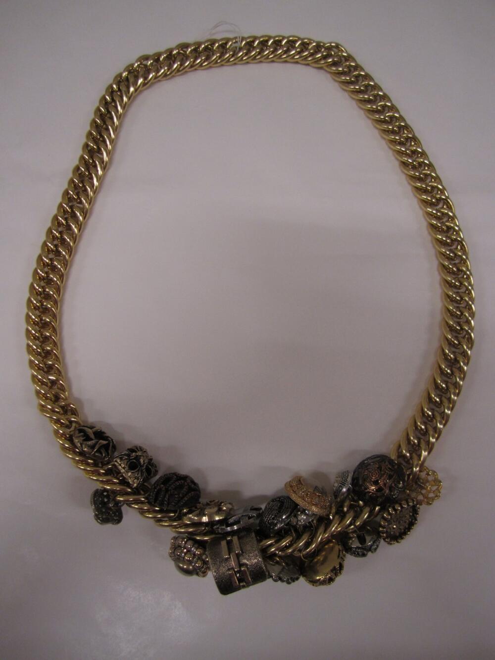 Ketting. Brede schakelketting met 18 verschillende knoopdecoraties, bestaande uit verschillende…