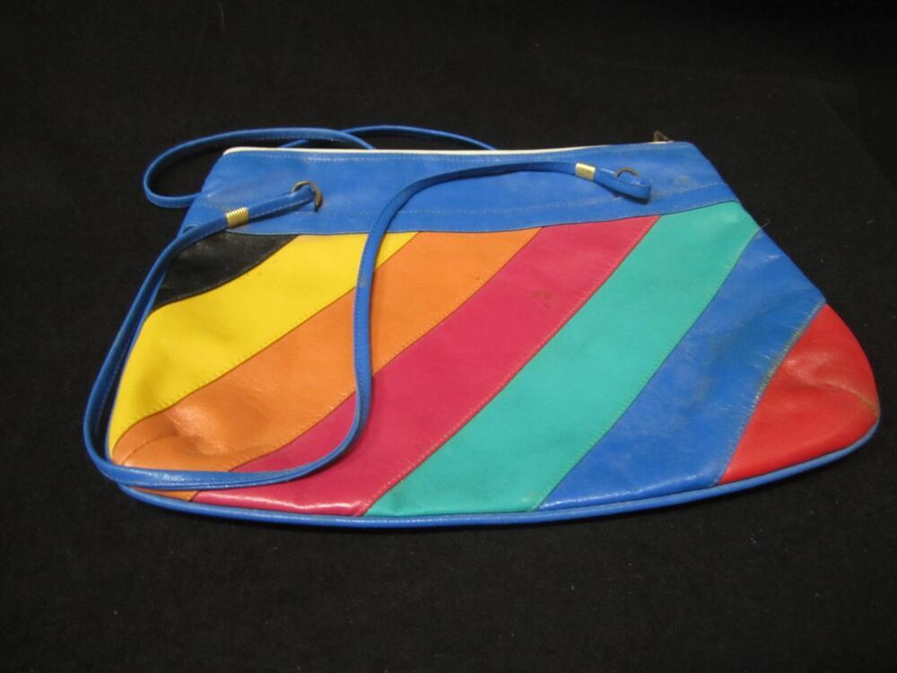 Handtas in verschillende kleuren leer met blauwe rand. Model met 2 hengsels en ritssluiting