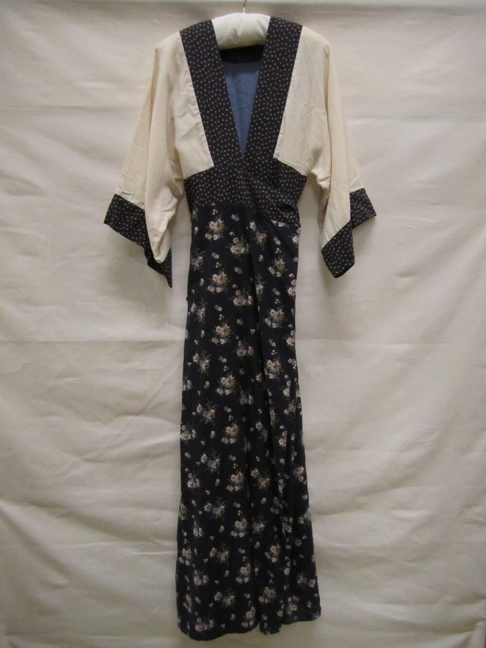 Kimono, van wollen Liberty-stof, bedrukt met bloemboeketjes op donkerblauw fond, cremekleurige…