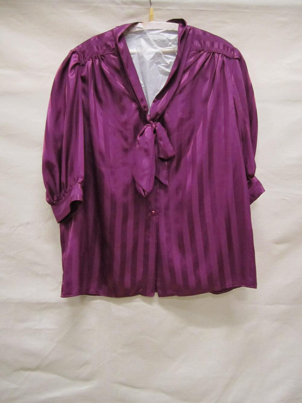 Blouse van paars gestreept kunststof satijn met sjaalkraag en striklint van de stof