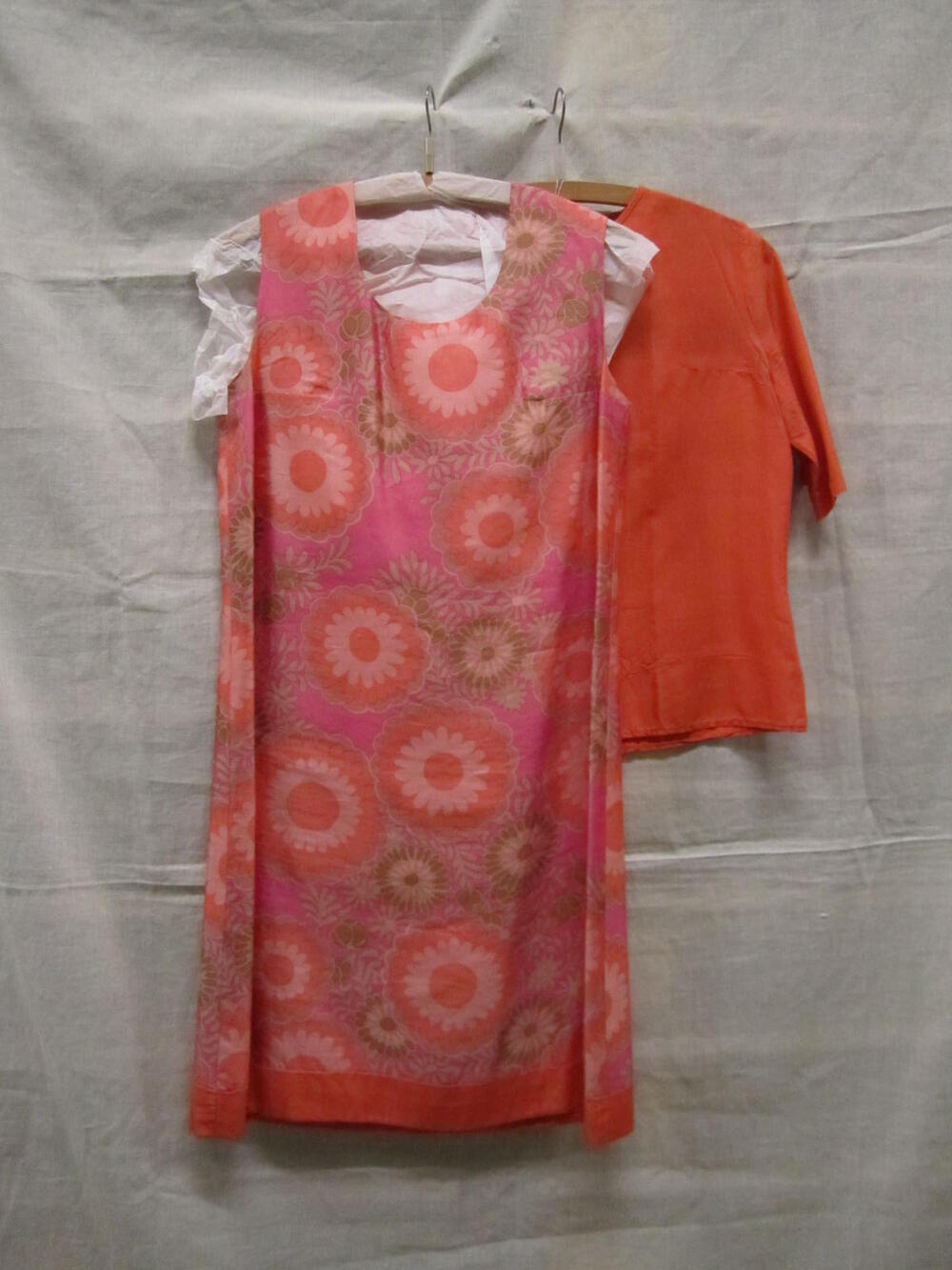 Ensemble bestaande uit oranje overgooier en blouse