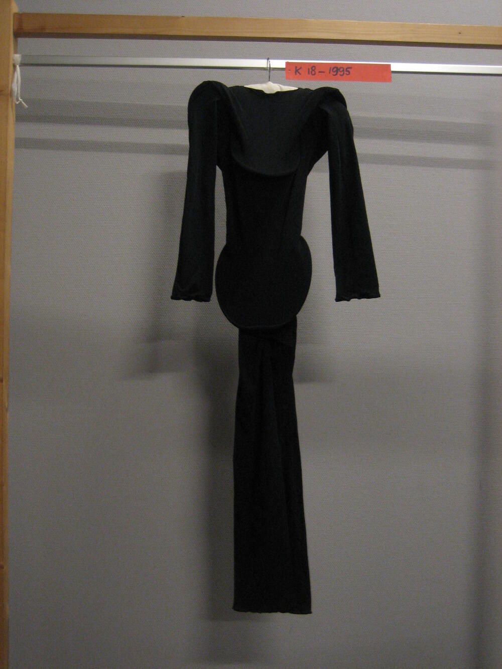 Jumpsuit (man) van zwart tricot, nauwsluitend model met ingestikte ringen bij armsgaten, langs…
