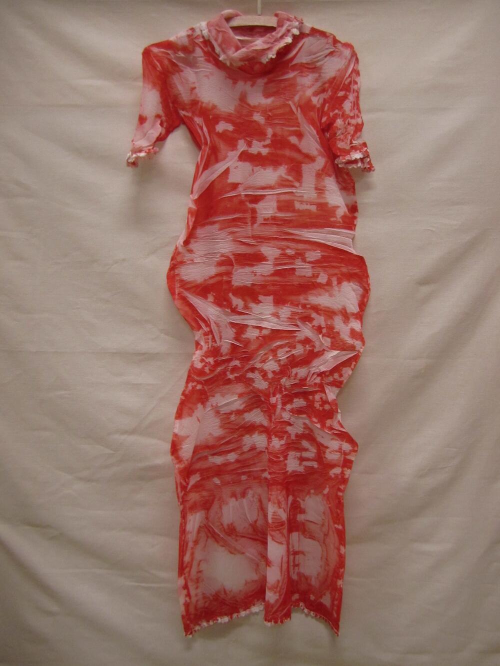 Jurk, wit met rode polyester, reliëf en kleur in stof via tie-and-dye bewerking verkregen
