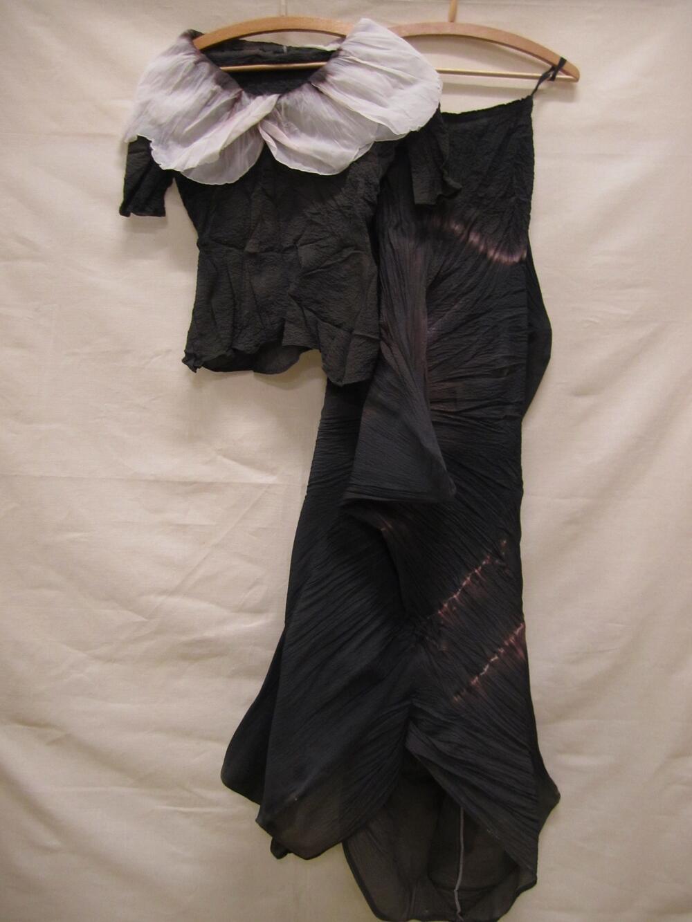Ensemble bestaande uit rok en blouse van synthetisch materiaal met paars/zwart en roze…