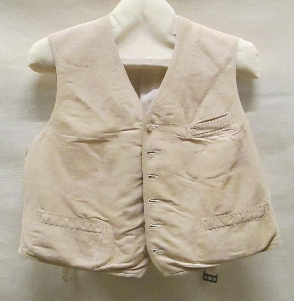 Vest (man) van beige zijde, achterpand van wol en voering van wit katoen
