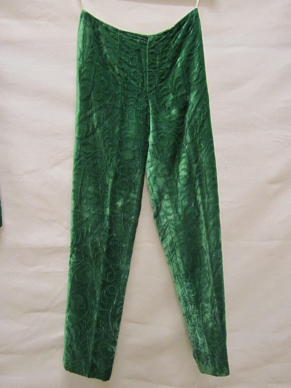 Broek van groen velours met ingeweven motief van asymmetrische ranken, behorende tot broekpak. Lang…