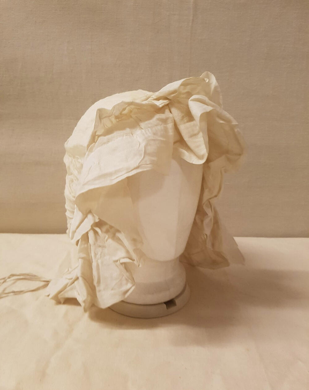 Rouwmuts + kroon, kroon van kleine bloempjes op lint