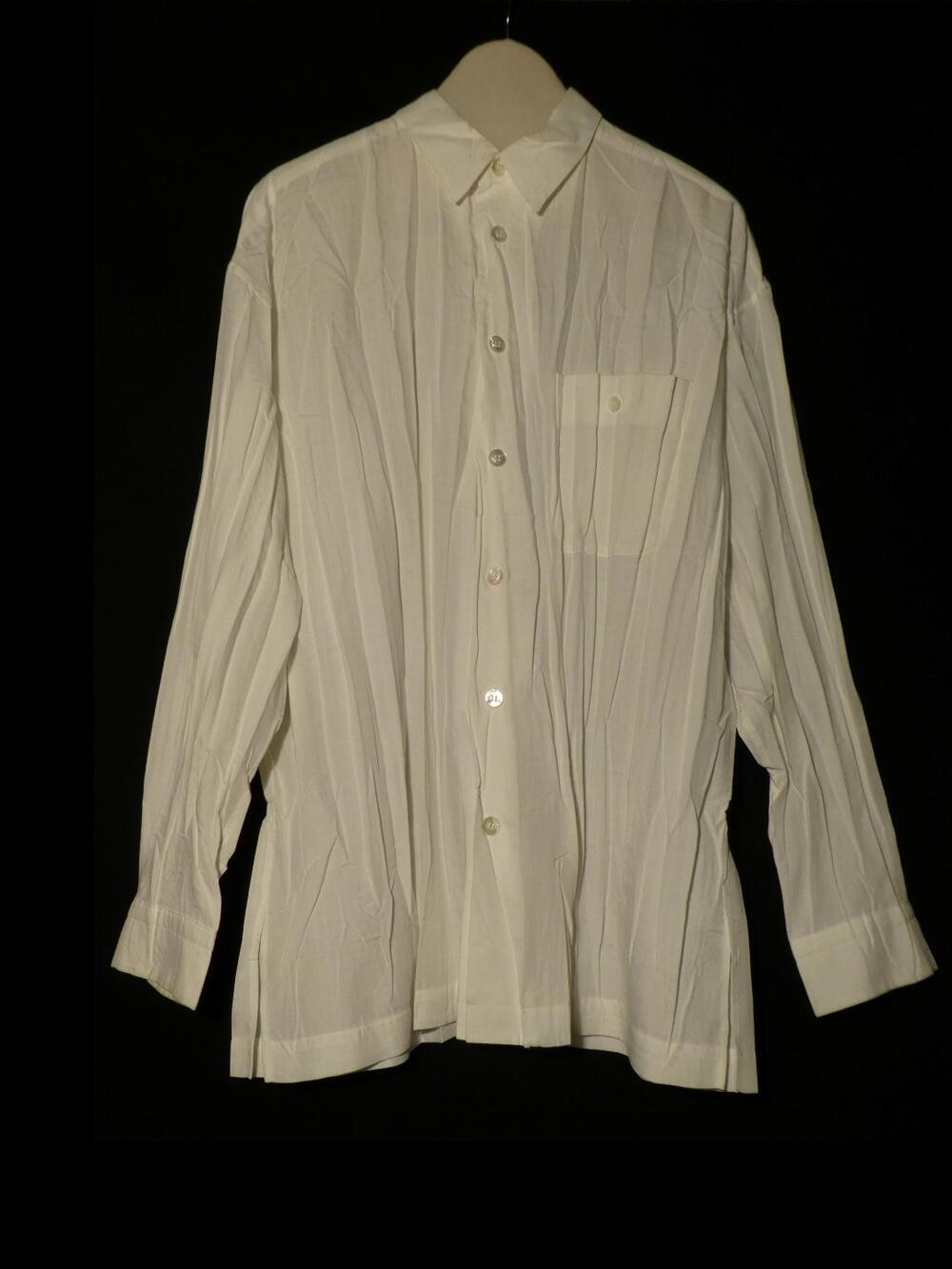 Overhemd (man) van wit polyester, grof en onregelmatig geplisseerd. Model met kraagje en lange…