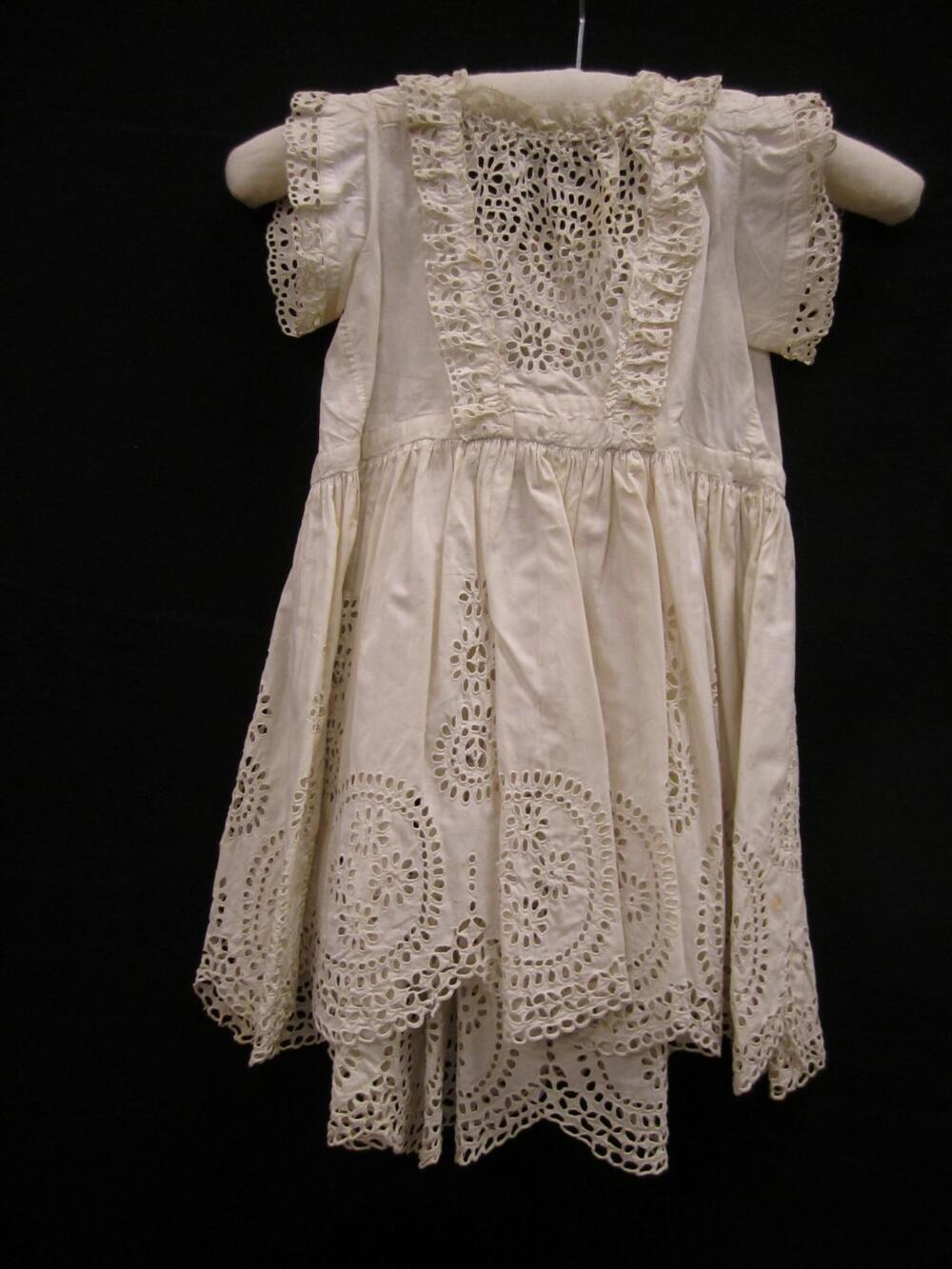 Jurk (kind) van wit katoen, gegarneerd met broderie anglaise