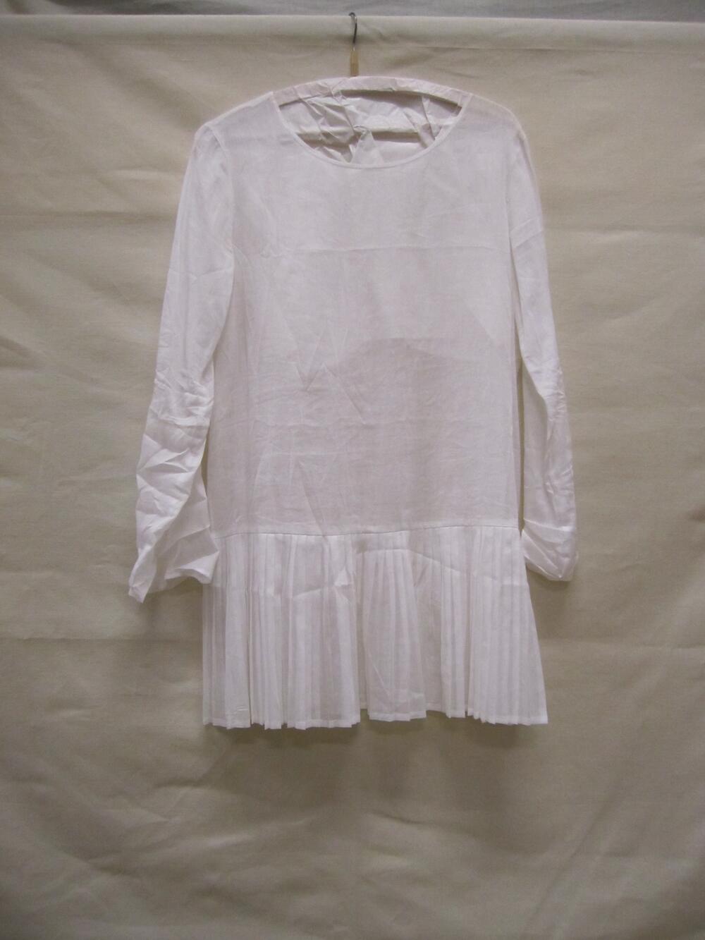 Blouse van wit katoen, met brede geplisseerde strook aan zoom