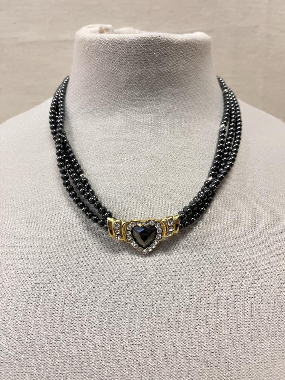 Ketting, drie strengen grijze parels met hartje