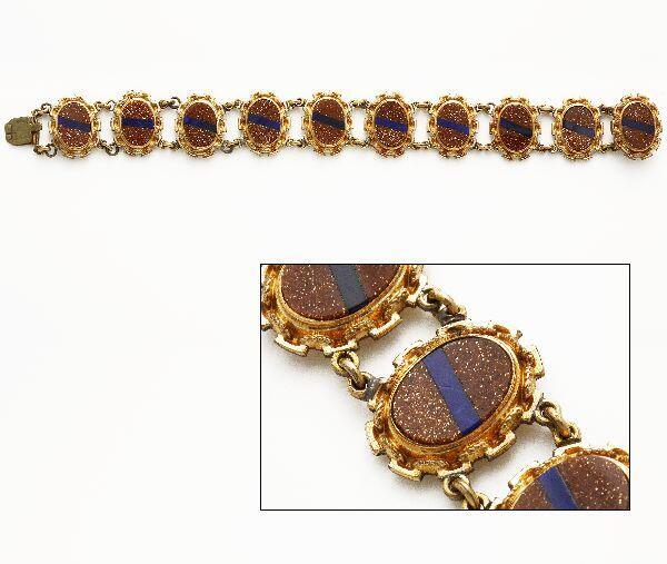 Armband, bestaande uit 10 ovaaltjes van verguld metaal met in het midden 2 stukken goudsteen,…