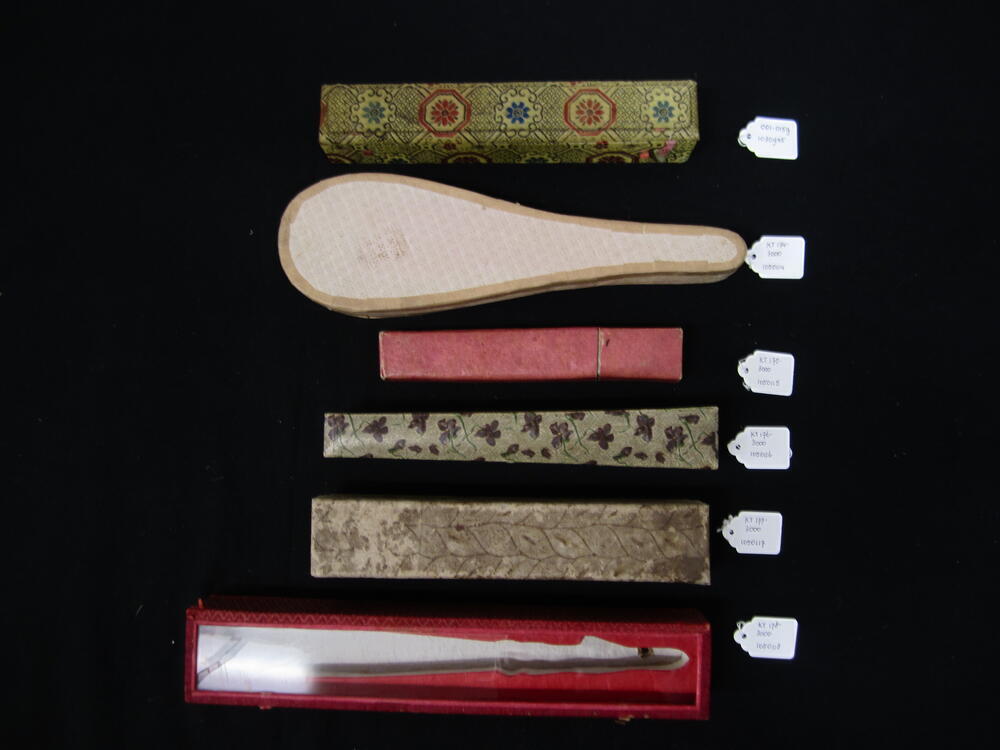 Waaierdoos, trapeziumvormig model van karton, beplakt met papier met paarse bloemen