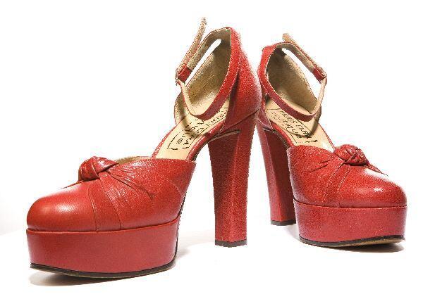Schoenen van rood leer met hoge plateauzool en smalle hak, applicatie van geknoopt leer op voorvoet