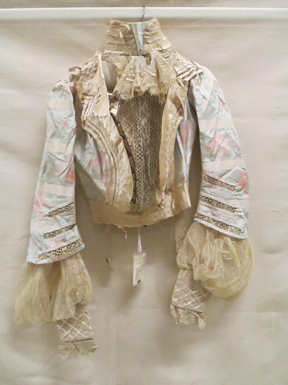 Japonlijfje van mintgroene zijde bedrukt met roze boeketjes, met crèmekleurige satijnen strepen…