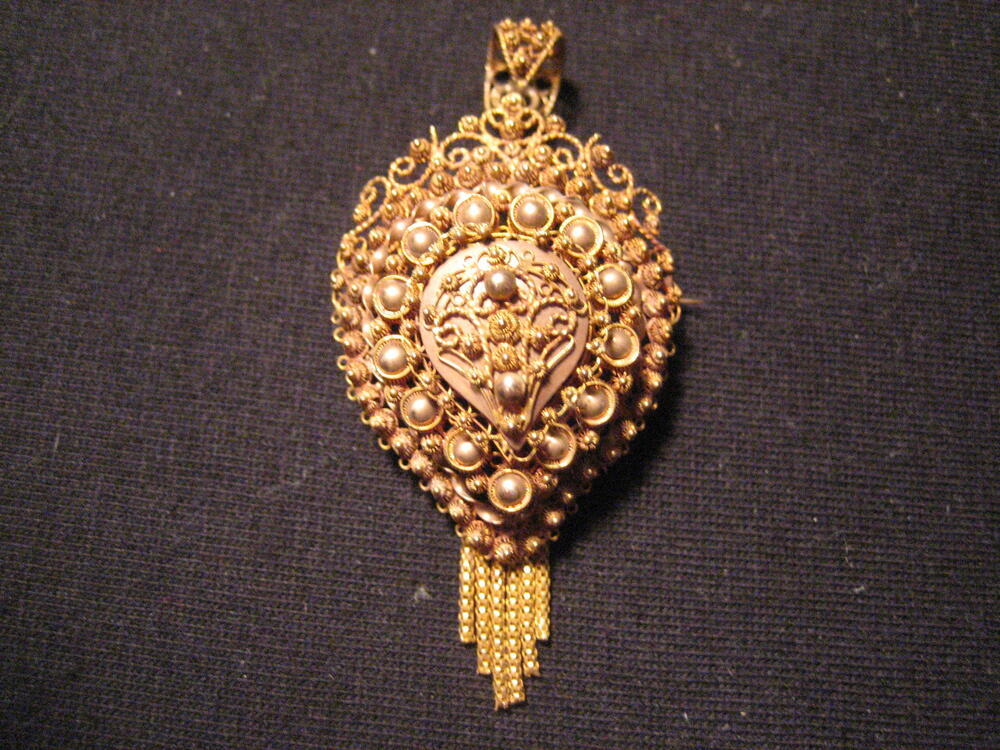 Gouden broche, ook te dragen als hanger