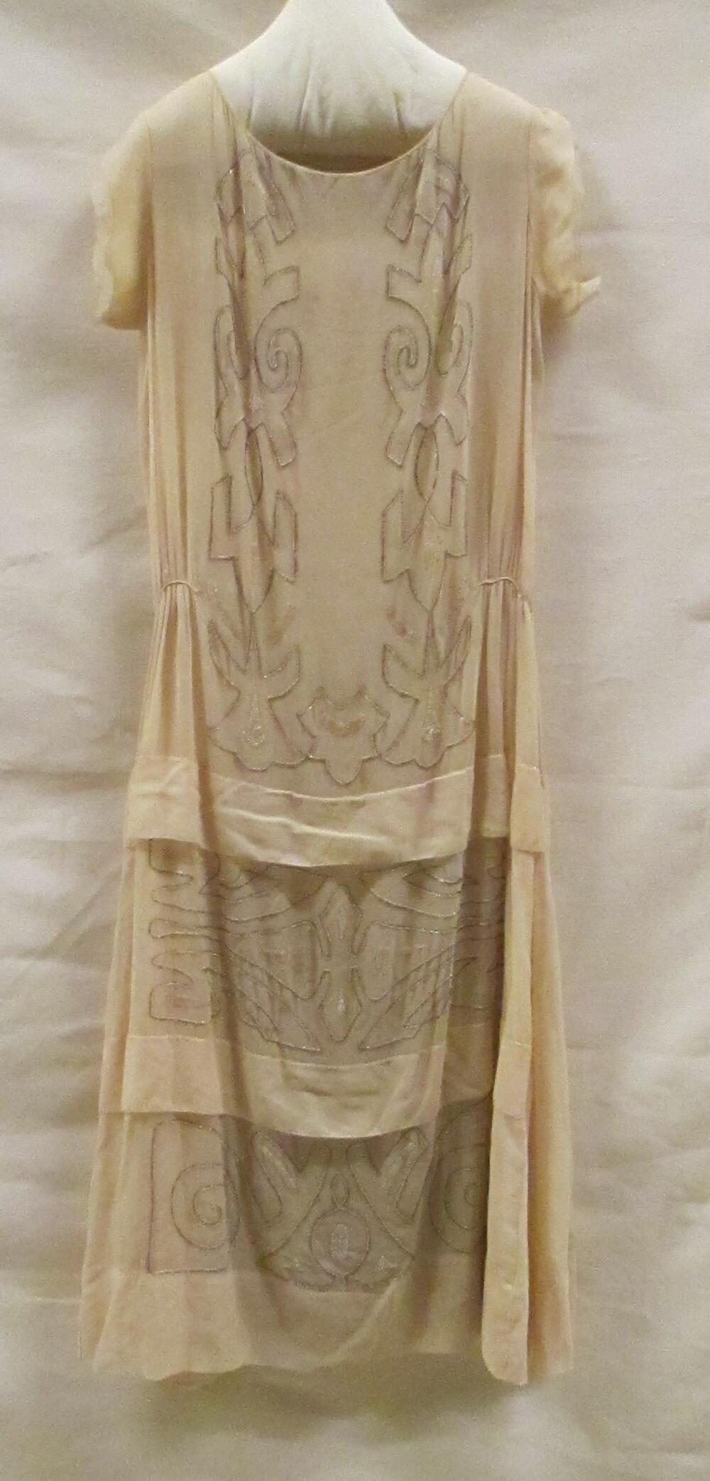 Trouwjapon van crèmekleurige zijden crêpe georgette met glaskralenborduursel
