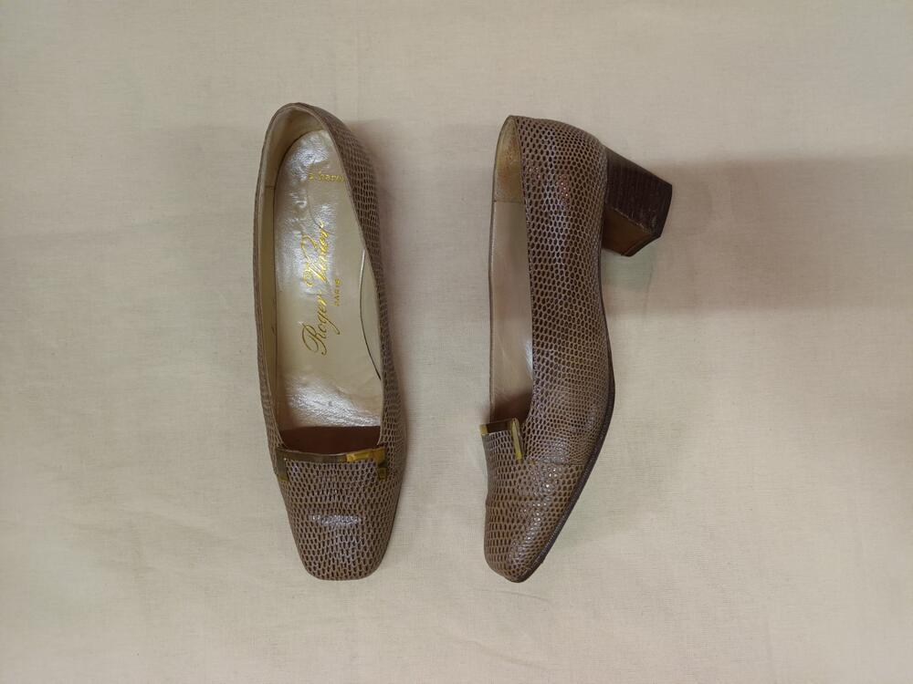 Paar pumps van bruin reptielen leer met goudkleurig metaal versiering aan lip en blokhak