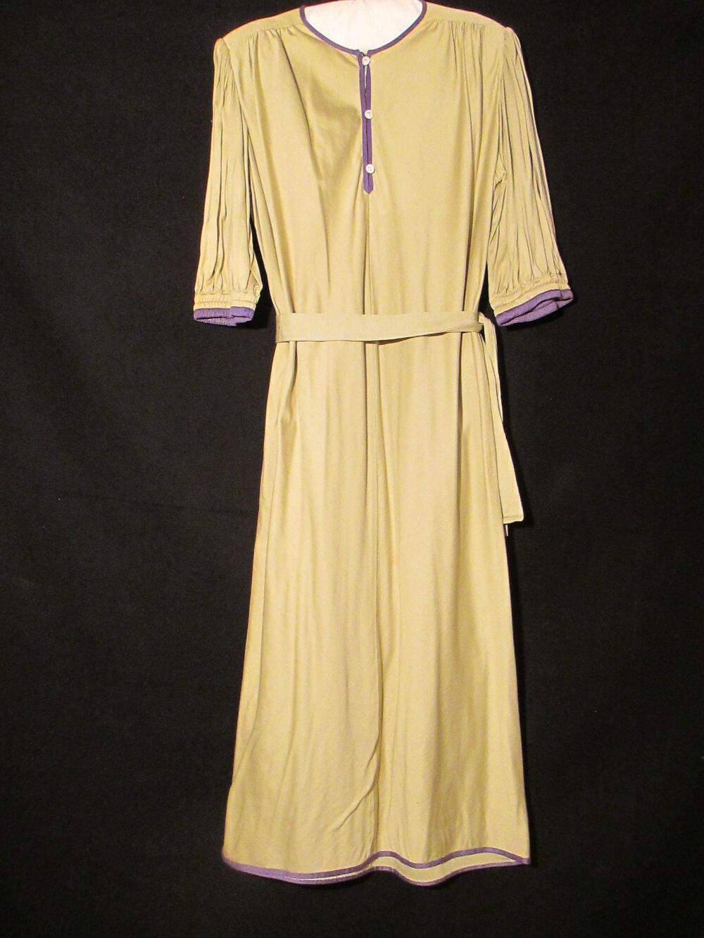Ensemble bestaande uit rok, blouse, mantel, jurk en 2 ceintuurs