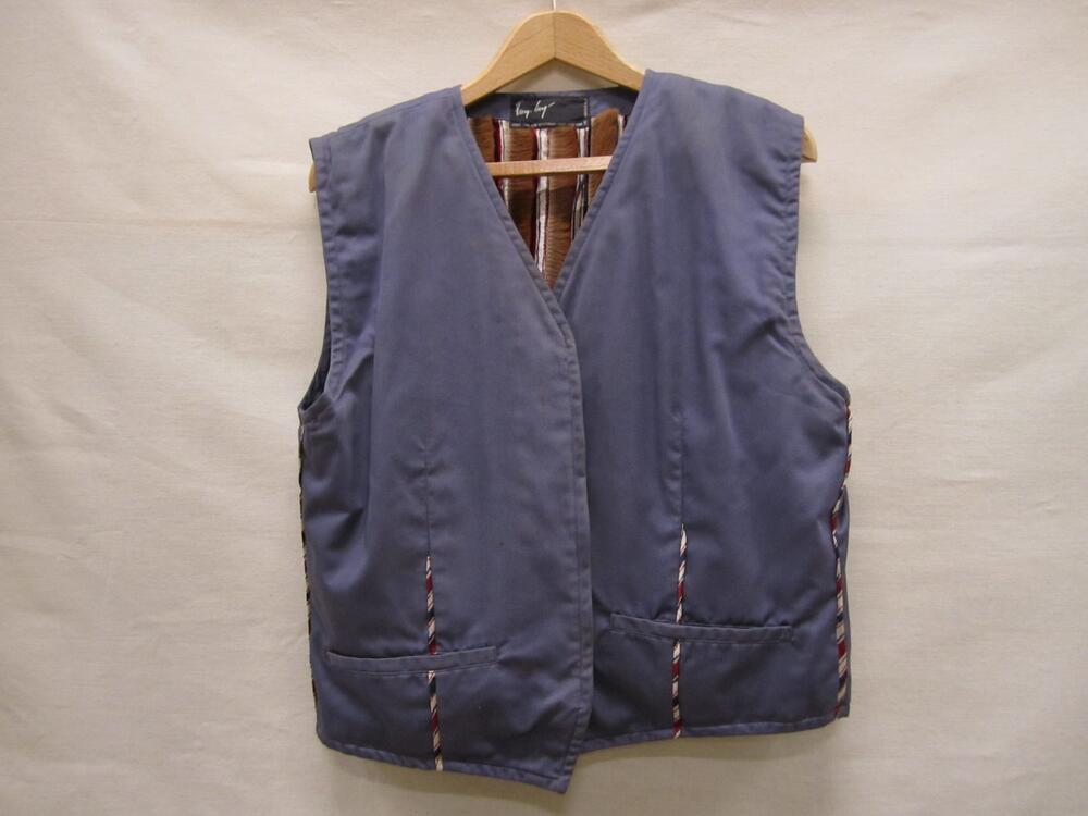 Vest, mouwloos model (gilet) van blauw/staalgrijs katoen gevoerd met reepjes bont