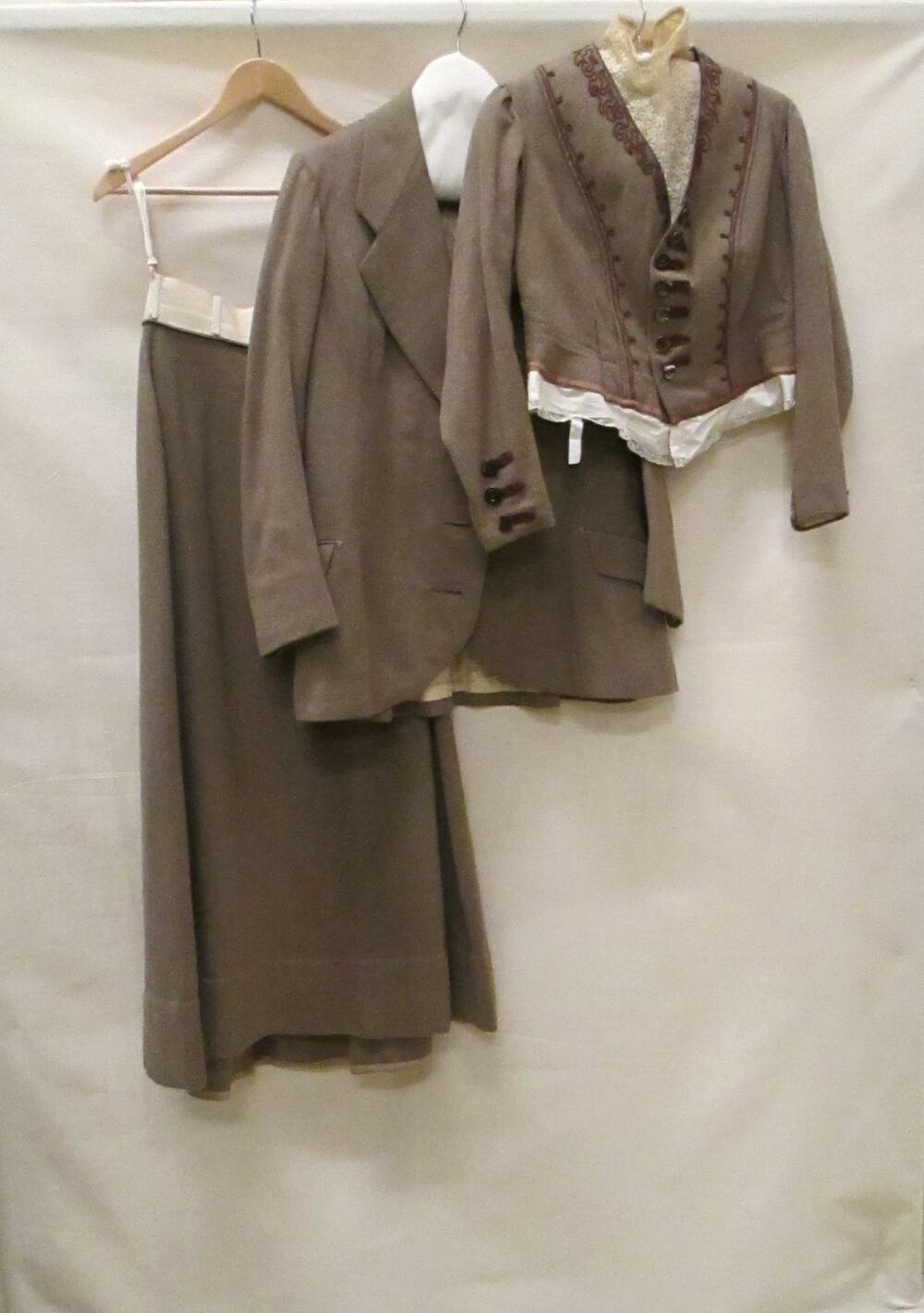 Mantelkostuum van wol met bruin/beige streepje, bestaande uit jasje, lijfje en rok