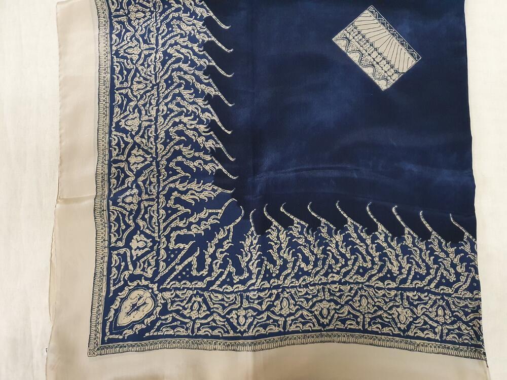 Sjaal. Vierkant model van 3 kleuren zijde (beige, 2 kleuren blauw) bedrukt met beige batikmotieven