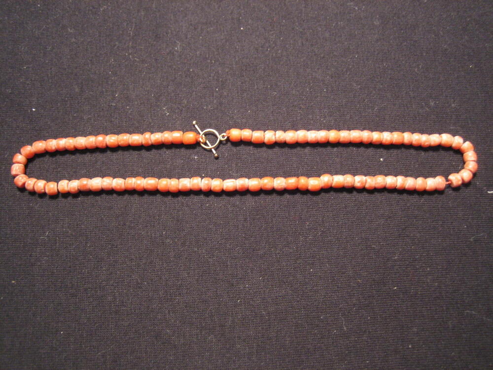 Ketting van bloedkoraal met gouden sluiting