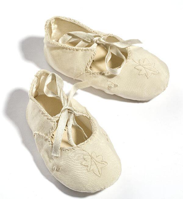 Een paar schoenen voor baby, witte zijde met versiering in wit borduursel