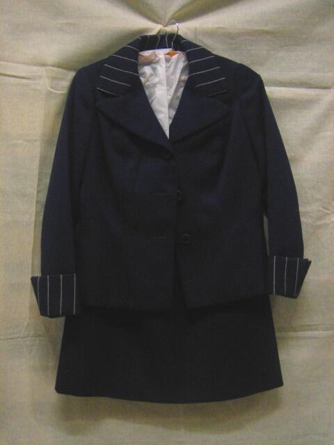 Mantelpak van donkerblauwe/marineblauwe wol in keperbinding, bestaande uit jasje en rok, model …