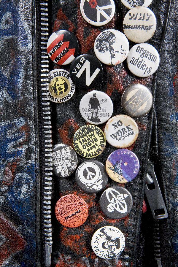 Buttons, onderdeel van jack, behorende tot punkoutfit. In totaal 41 buttons met politieke teksten…