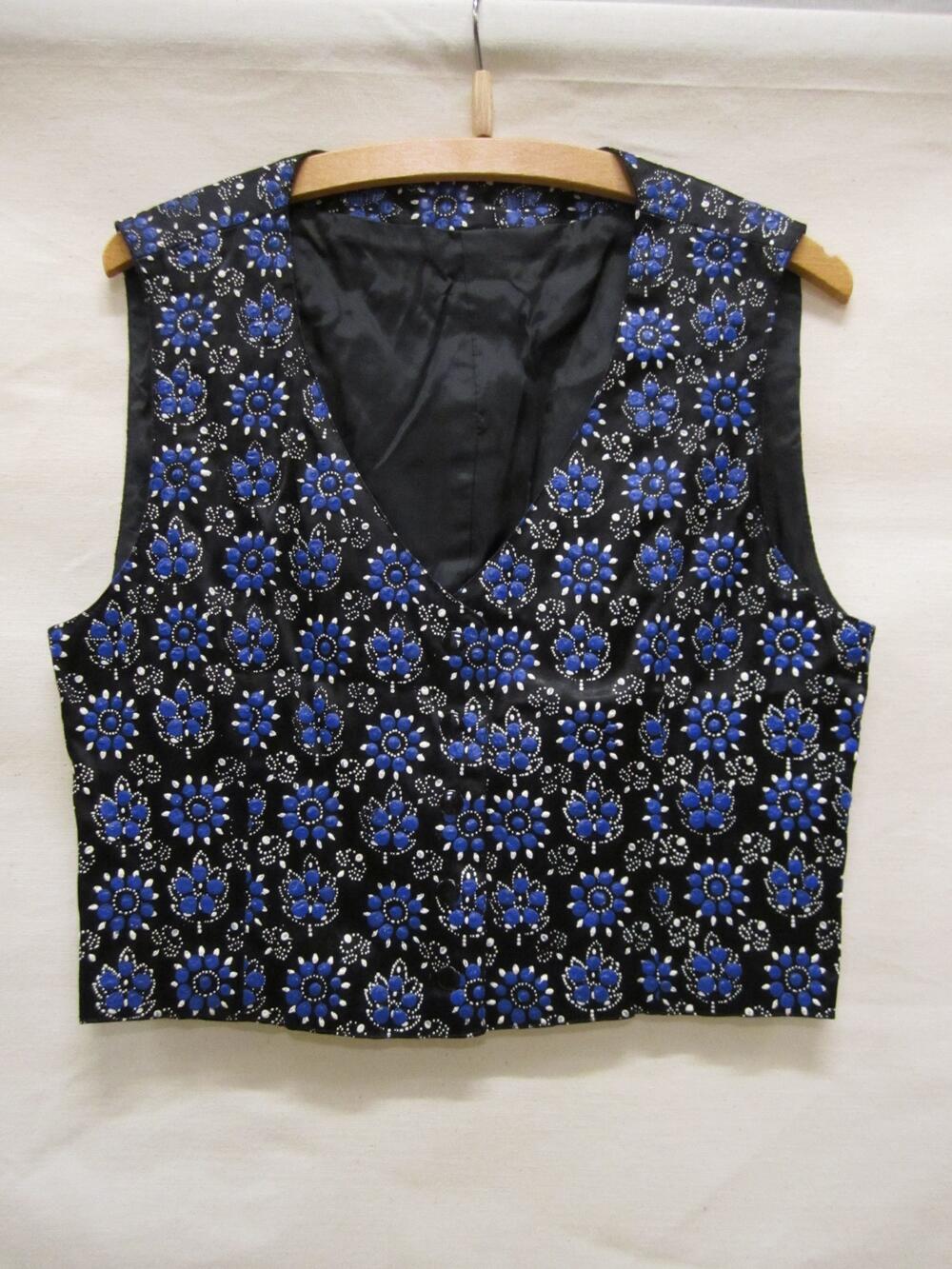 Mouwloos vest of gilet van zwart kunstzijden satijn met Staphorster stipwerk in blauw/witte…