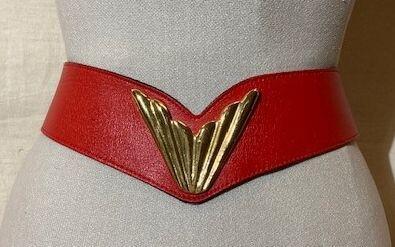 Ceintuur, breed model van rood leer in V-vorm, met goudkleurige decoratie in V vorm, sluiting…