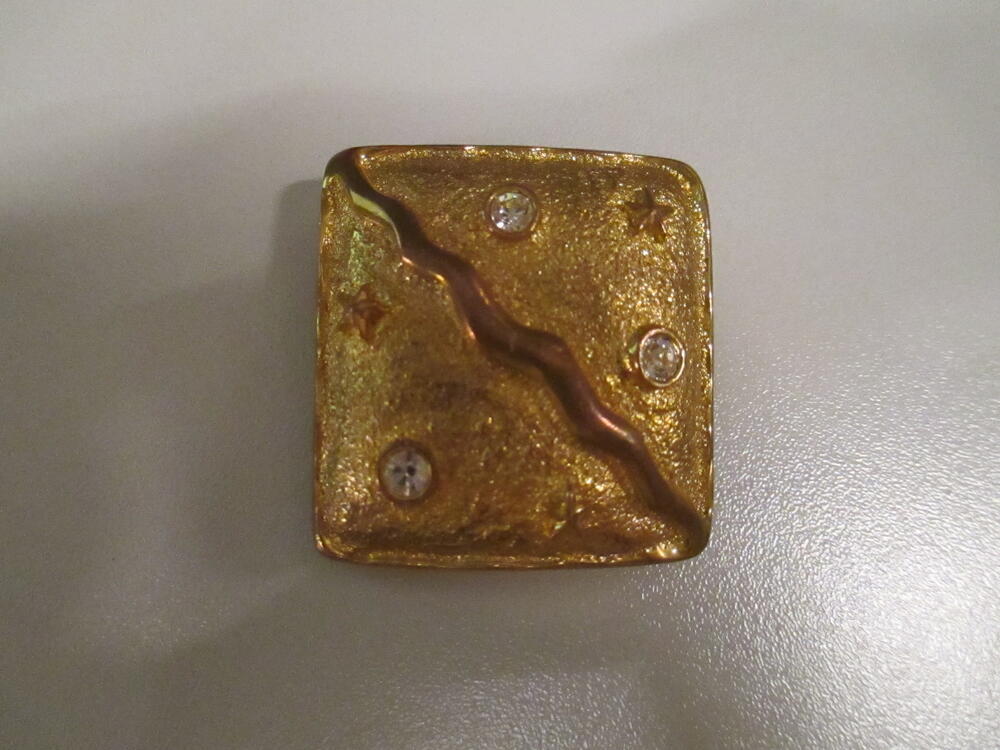 Pendantbroche, vierkant model van in geelgoud en roségoud verguld metaal met sterretjes, zigzagbaan…