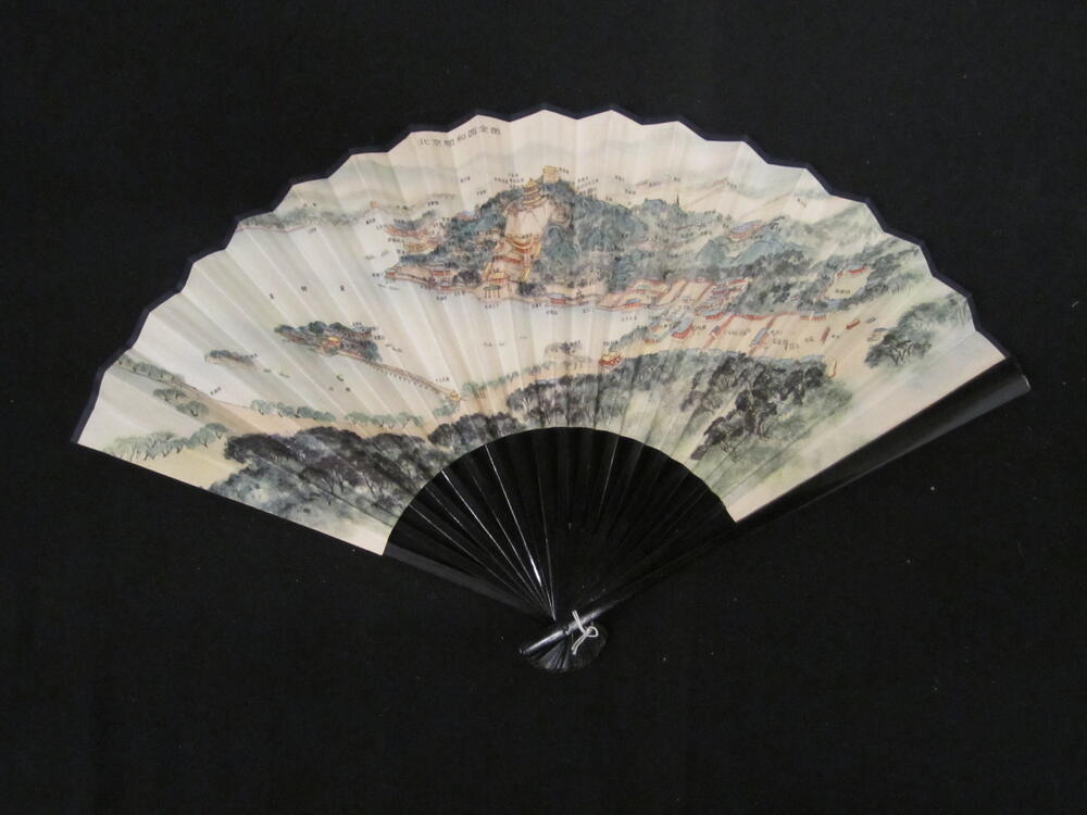 Reclamewaaier, montuur van hout, blad van papier met voorstelling van Chinees landschap