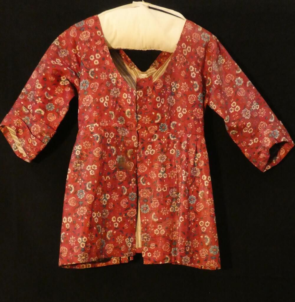 Jak van sits, rood fond met klein bloempatroon in blauw, groen en roze
