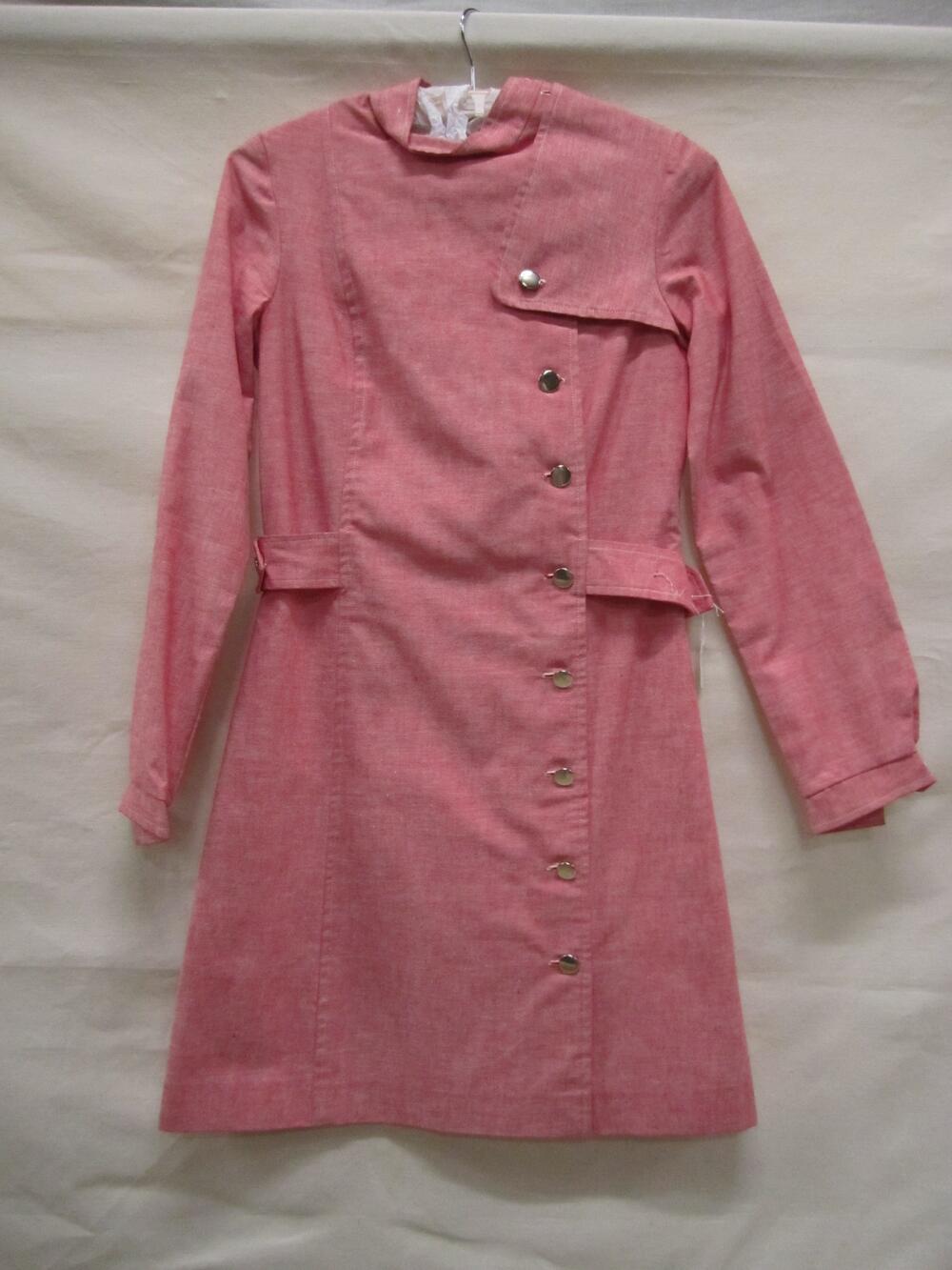 Mini-jurk van roze/witte denim met schouderflap op linker schouder, doorknoopmodel