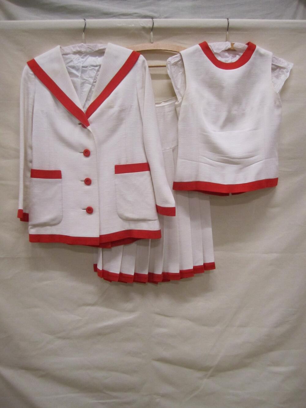 Ensemble van crèmekleurig fibranne-linnen , rood afgebiesd , in 'tennislook' bestaande uit jasje,…