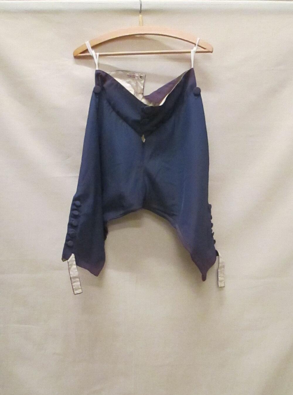 Kopie van 18de-eeuwse klepbroek, paarse kunstzijde