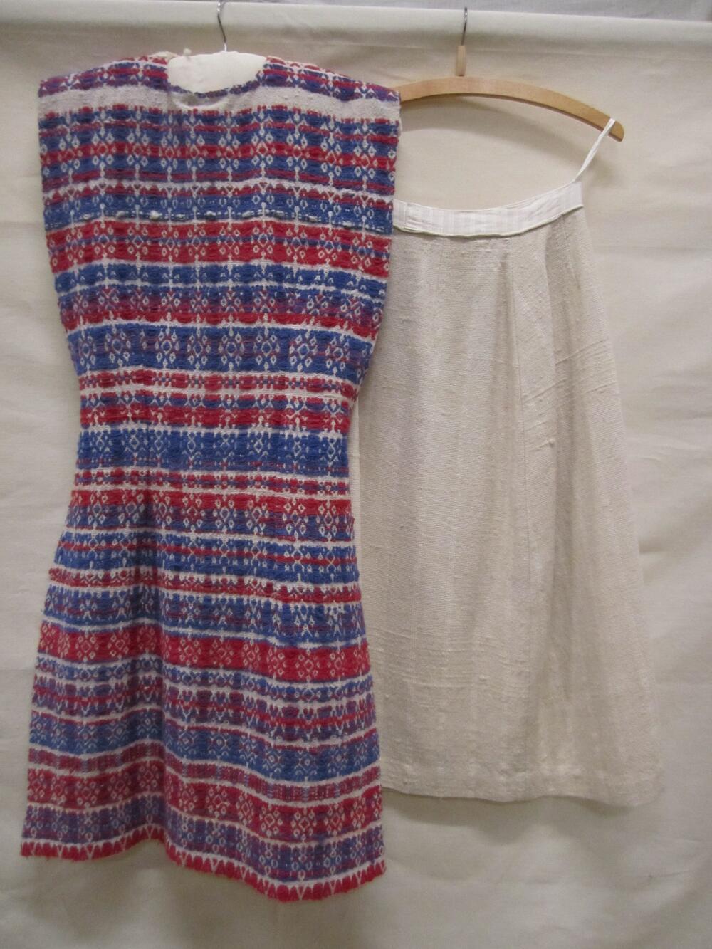 Ensemble van wit gemengde wol met zijde, ingeweven horizontale banen in rood en blauw, bestaande…