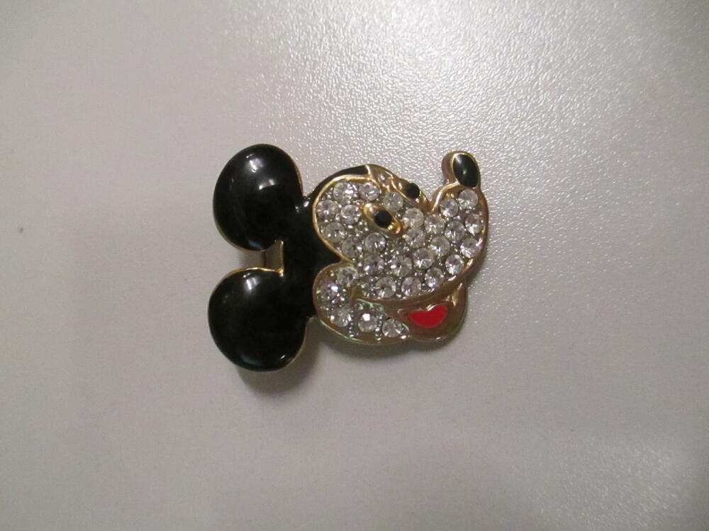 Broche in vorm van Mickey Mouse-hoofd, goudkleurige metalen zetting, zwart/rood gelakt en bezet met…