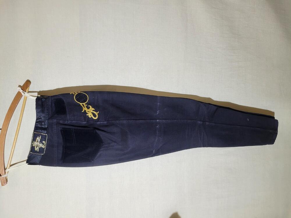 Broek, van zwarte katoen in keperbinding (denim). Paardrij-model met typerend ingezet kniestuk, en…