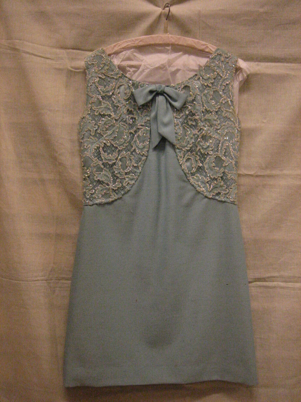 Cocktailjurk van turquoiseblauwe imitatie-taizijde, mouwloos mini-model, gegarneerd met machinale…