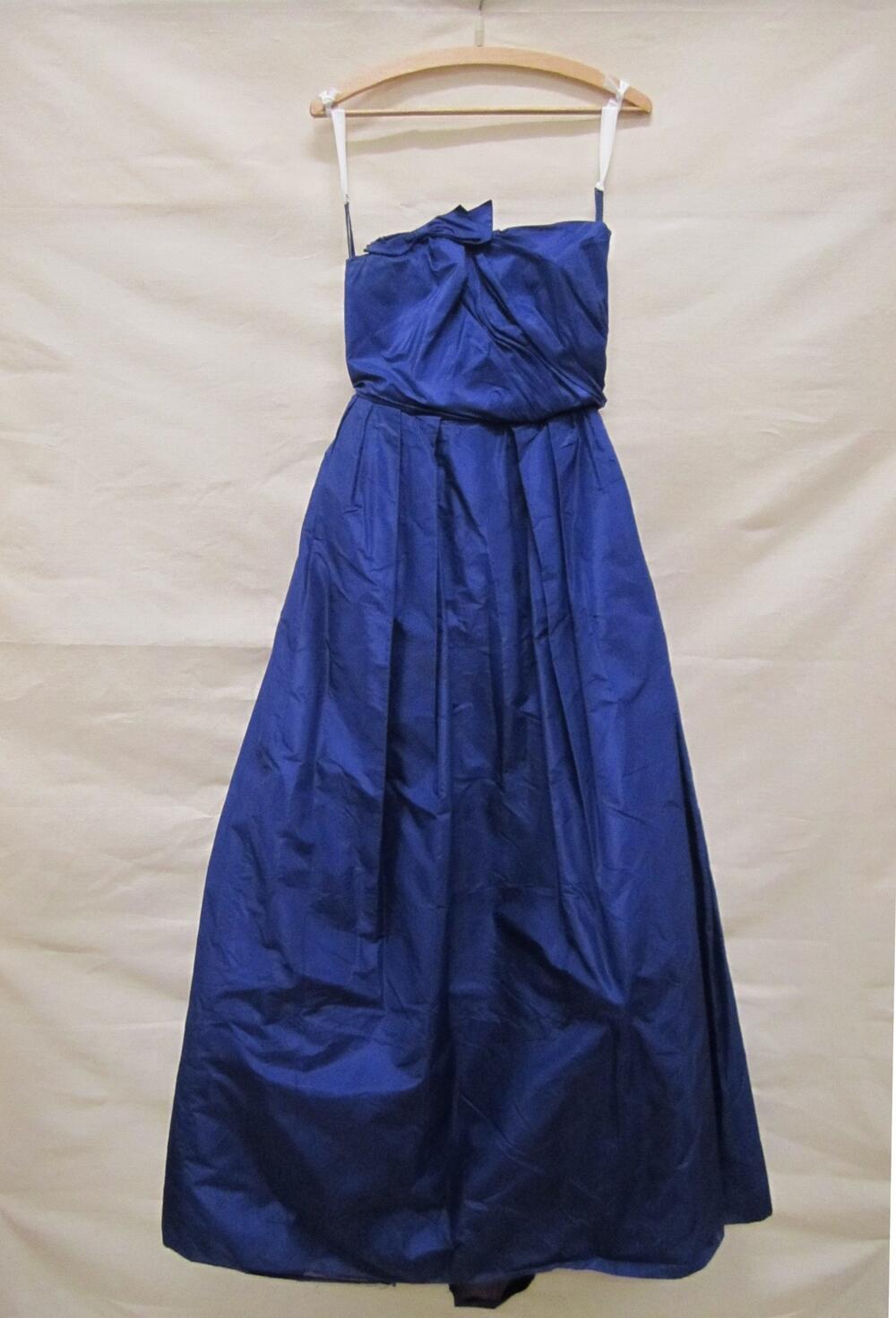 Avondjurk van donkerblauwe kunstzijde, strapless model met wijde, aangerimpelde rok met hoge…