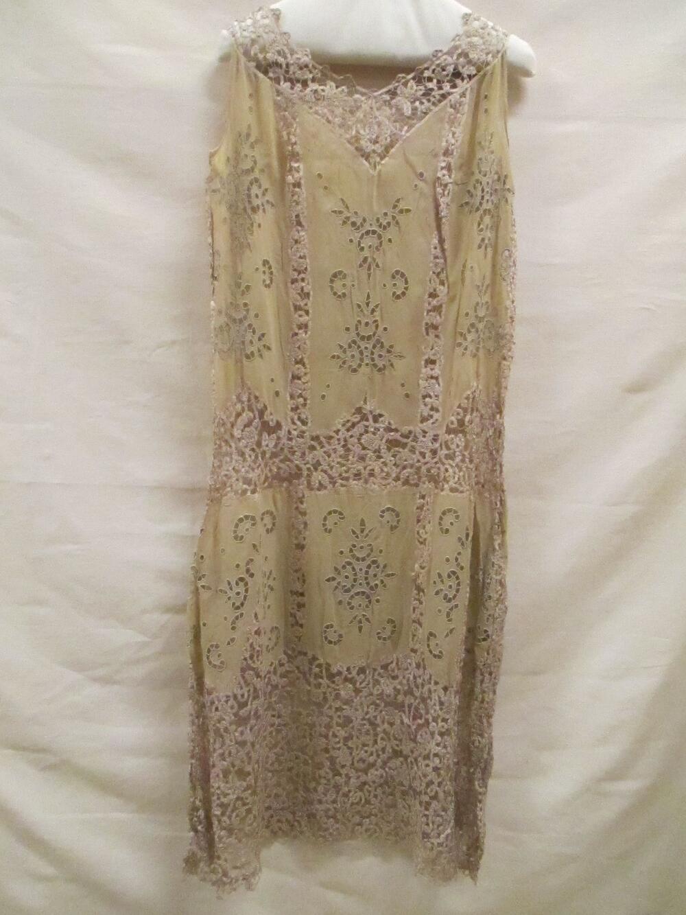 Avondjurk van beige crêpe georgette, geheel opengeborduurd en gegarneerd met beige zijden…