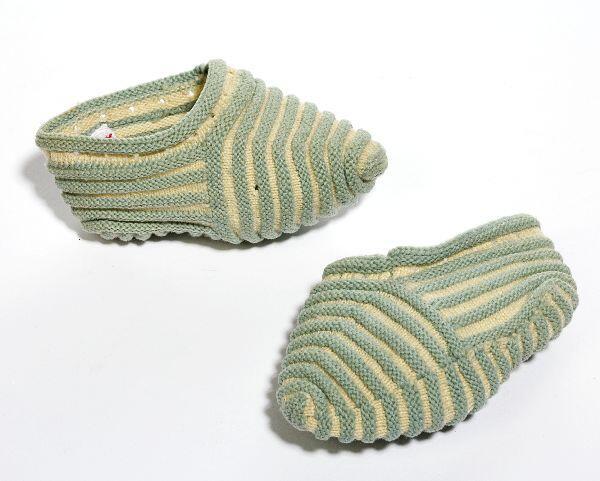 Een paar slofjes (baby) van wit en blauw gestreepte wol
