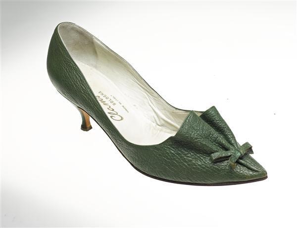 Een paar vrouwenschoenen