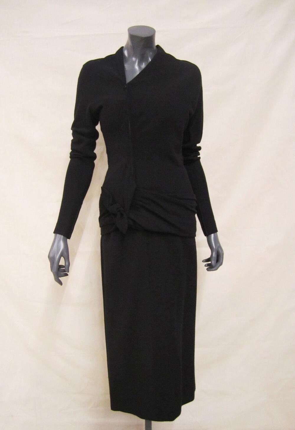 Tweedelige middagjurk of ensemble van zwarte wollen jersey, lijfje met asymmetrische naden en…